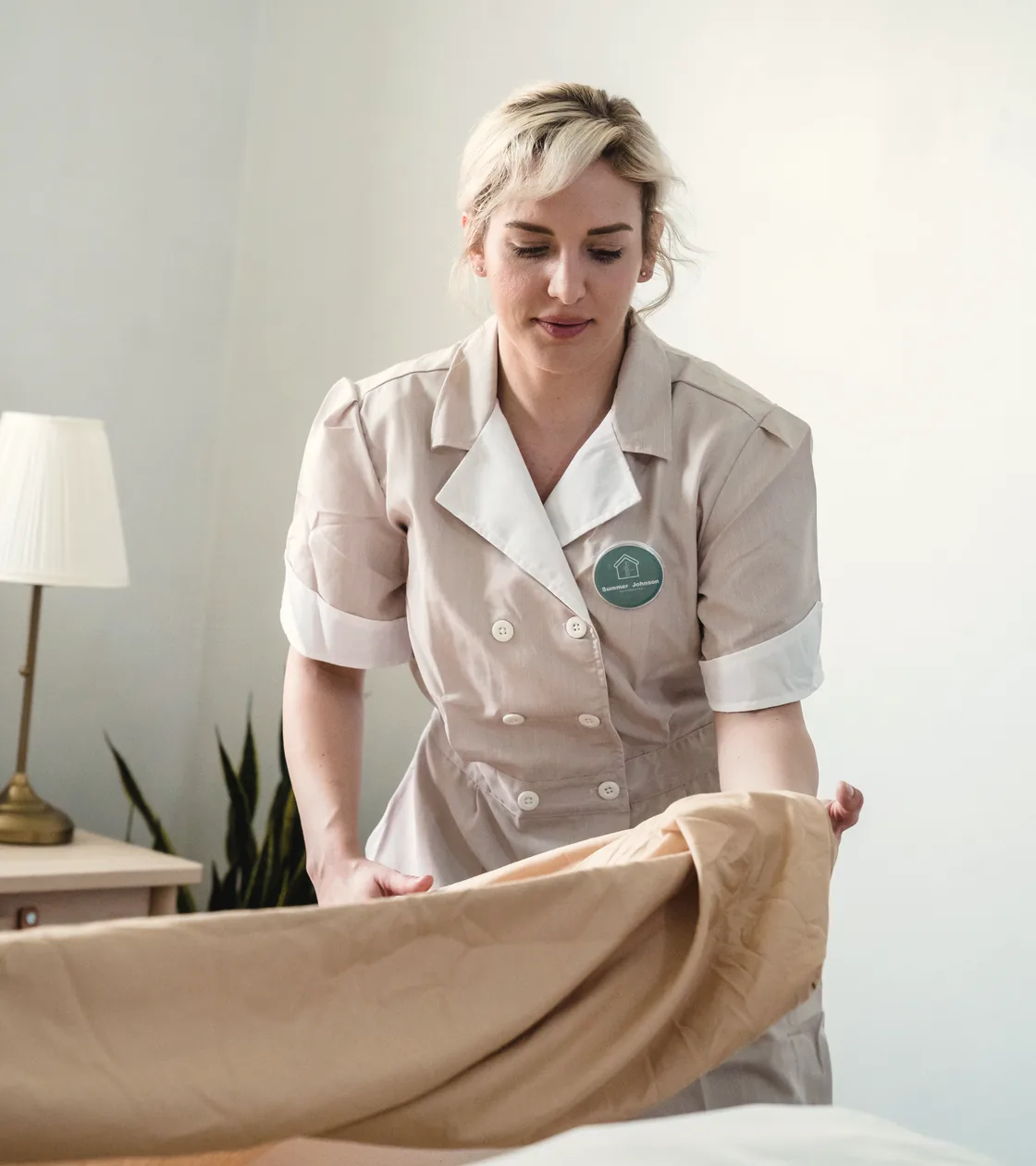 Intervenante de Luciole Services préparant une chambre au domicile d’un client
